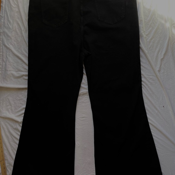 Size 26 NWTG/ PRETTYLITTLETHINGS PLUS/ black jeans - Picture 2 of 6